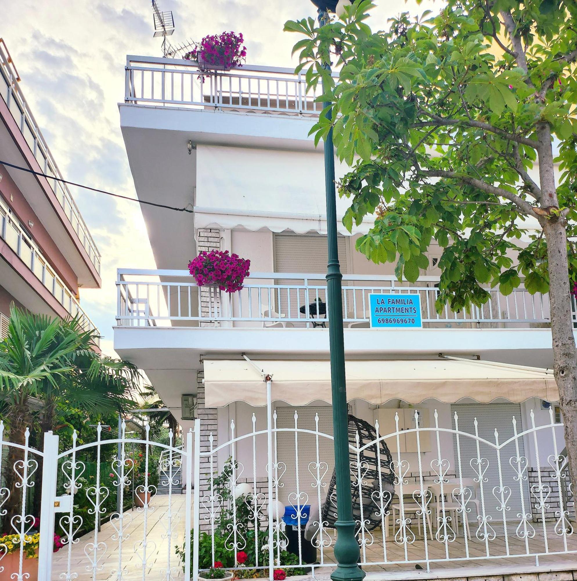 La Familia Apartments Olympiaki Akti Exterior photo